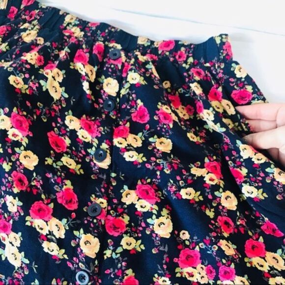 Forever21 • Floral Elastic Skirt w/ Pockets - Picture 2 of 3